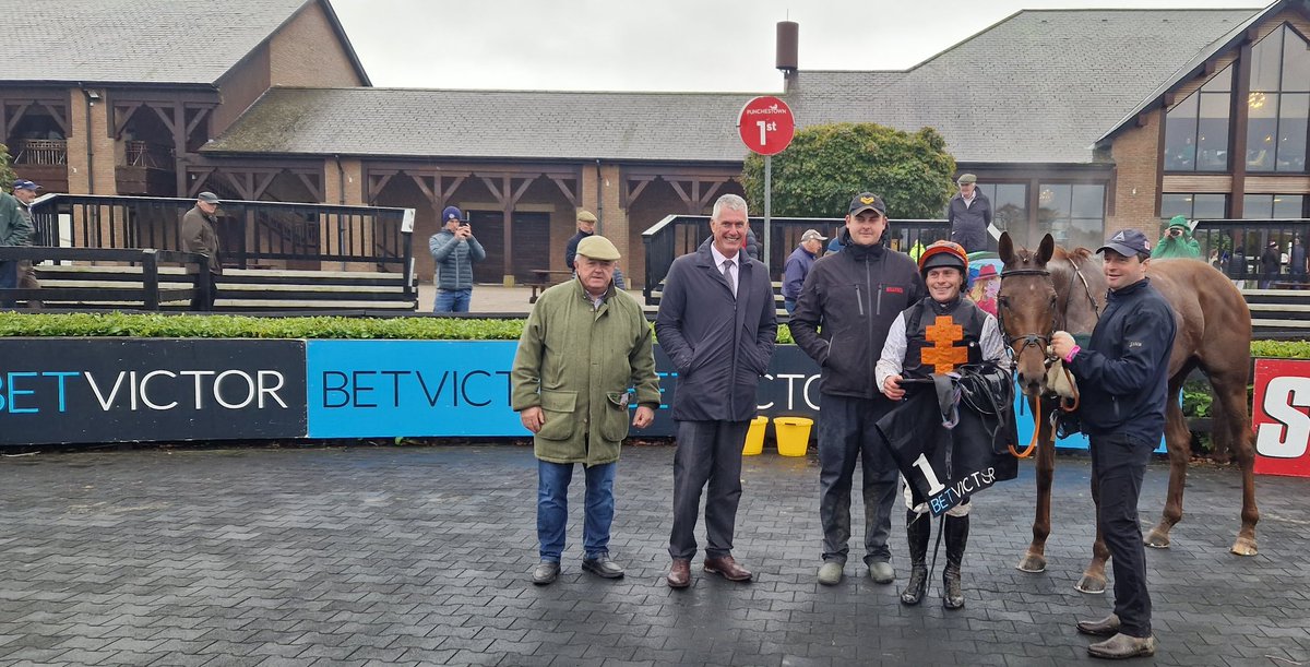 🟠⚫️⚪️ Banntown Girl wins the Get A Run For Your Money With @BetVictor Mares Handicap Hurdle. Well done @sonnygcarey & @robjames86