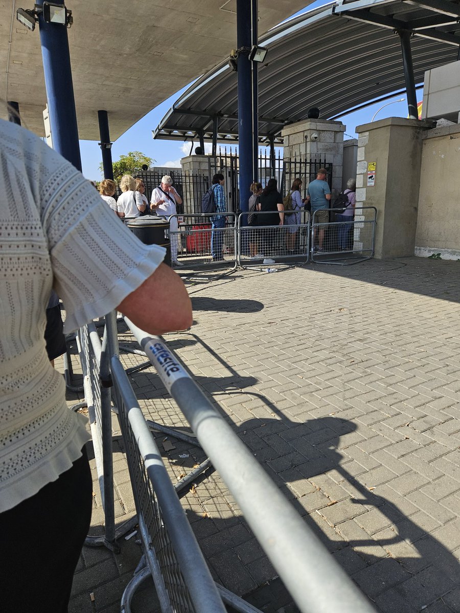 MatiMatilla's tweet photo. Esto no sale en las noticias y es una vergüenza que nos esten perjudicando a los trabajadores españoles fronterizos por parte del Gobierno de Gibraltar. Que tengamos que esperar colas de 20-30 min de espera cuando los españoles pasamos por otro lado 🙄 https://t.co/Ni5TATeQUn