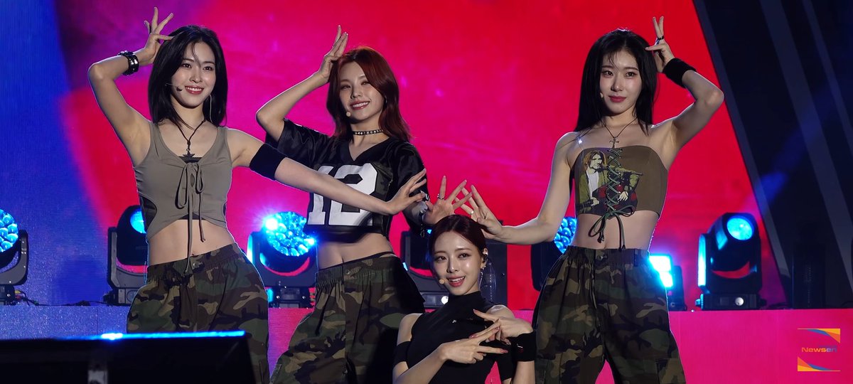 midzymoos's tweet photo. can we please talk about how itzy literally learned new formations and made a lot of adjustments in a span of time like? pure respect for these girls! https://t.co/5wSZHKSUPv