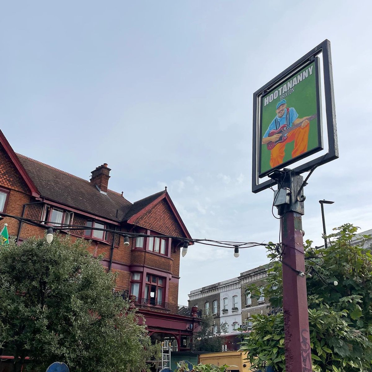 adrianpgibson's tweet image. Loving the new hand painted signs at Brixton’s legendary music venue Hootananny. Of course it was called the Hobgoblin back in my day 🎤🎸

#hootananny #pub #pubsign #musicvenue #hobgoblin #brixton