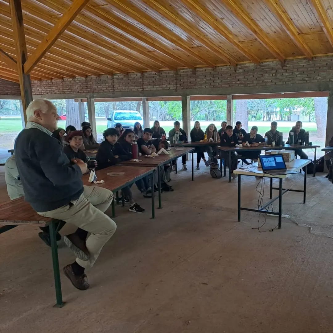 AULA AAPRESID🌿
Ayer la Regional Guaminí Carhué y la Regional Bahía Blanca realizaron su Aula Aapresid. 
Las escuelas agropecuarias de Goyena y de Tornquist visitaron la Estancia Funke para conocer y saber más de la producción agropecuaria bajo la mirada de la sustentabilidad.
