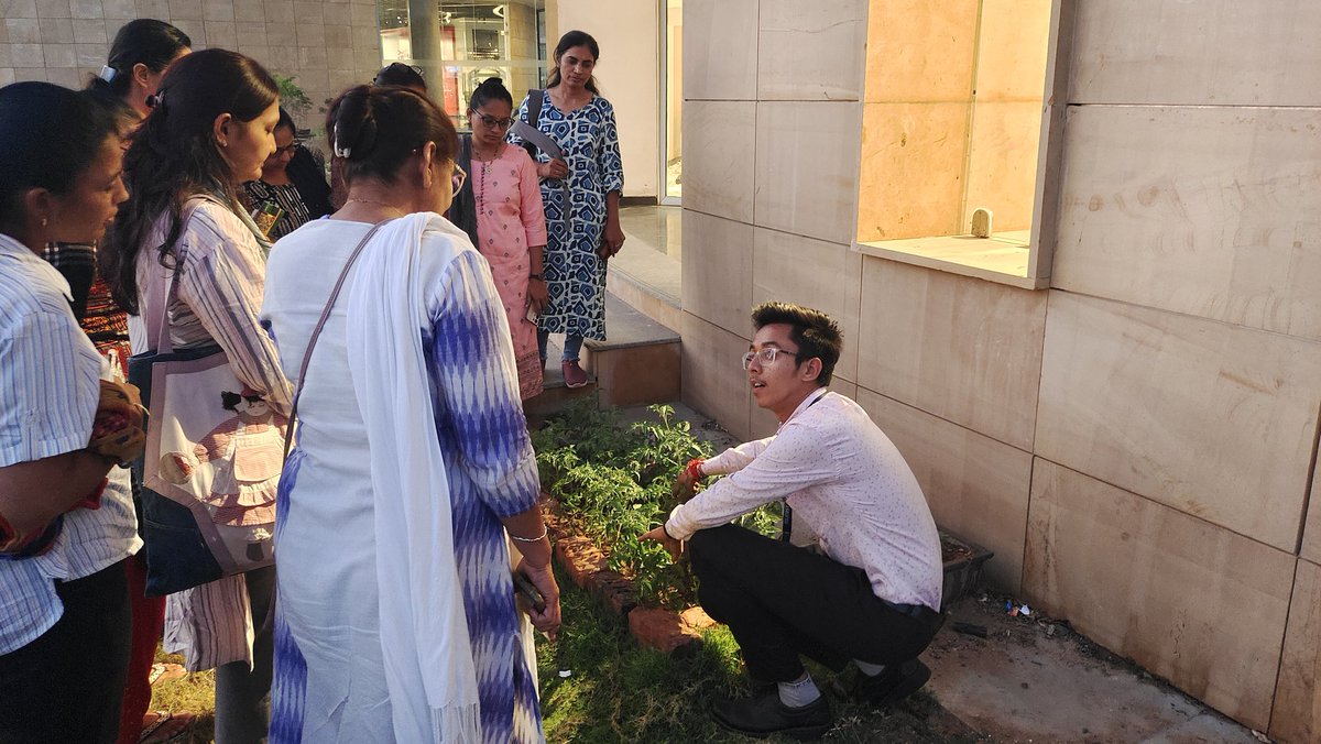RscBhuj's tweet photo. @RscBhuj #KitchenGarden workshop enlightened participants on kitchen #waste utilization and natural #fertilization . They also observed #tomato plantation techniques and learned sustainable #bioenzyme production. https://t.co/wFGdUICsDA