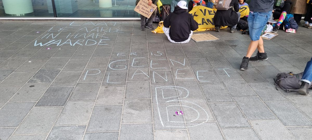 XRLandbouw's tweet photo. Rebellen in Utrecht zijn maar een krijtactie begonnen onder de overkapping van de @Rabobank. So they know: We were here!
#StopRabo #rabobank #benjetrots #natuurverwoesting #ontbossing #stikstofcrisis #stikstof #dierenleed https://t.co/Q5boX7ly1T