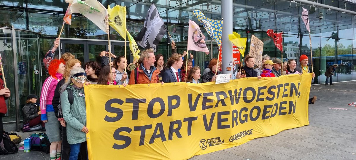 XRLandbouw's tweet photo. Rebellen in Utrecht zijn maar een krijtactie begonnen onder de overkapping van de @Rabobank. So they know: We were here!
#StopRabo #rabobank #benjetrots #natuurverwoesting #ontbossing #stikstofcrisis #stikstof #dierenleed https://t.co/Q5boX7ly1T