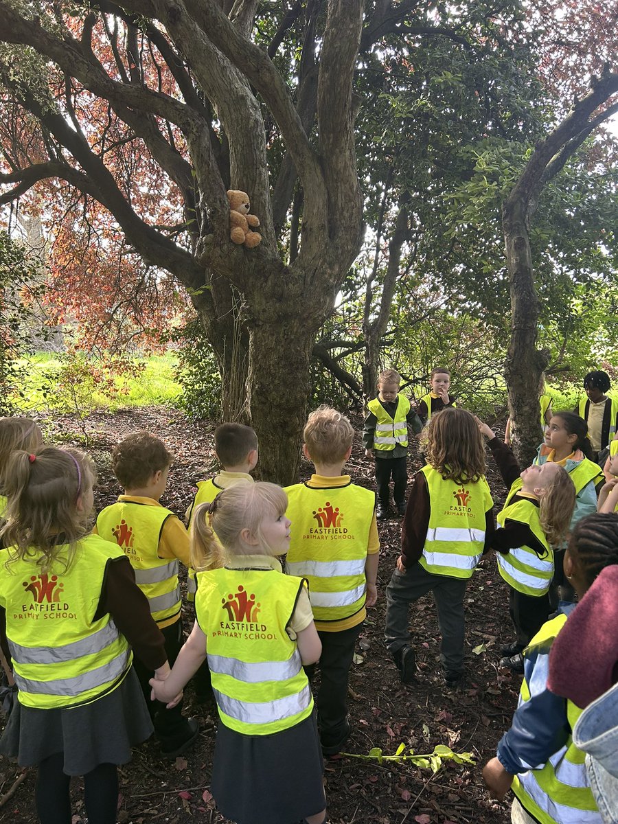 EastfieldPSHull's tweet image. FWK enjoyed their trip to the park this week, we have been learning all about our local community and found the shop, police station, gym and take away during our walk there! #epsgeography #epsFWK