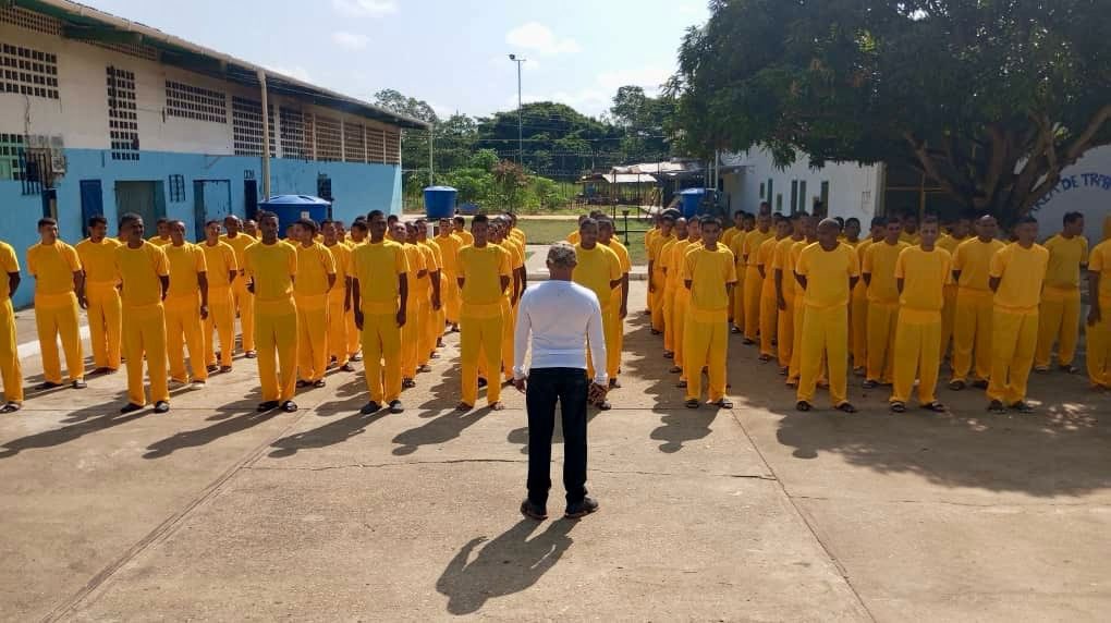 Derecho_paz's tweet photo. Hemos entregado dotación de uniformes para los privados de libertad pertenecientes al Centro Penitenciario El Dorado, ubicado en el estado Bolívar, como parte de las acciones que garantizan el bienestar de la población penitenciaria. https://t.co/ezLtjYR2tO