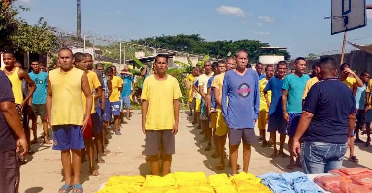 Derecho_paz's tweet photo. Hemos entregado dotación de uniformes para los privados de libertad pertenecientes al Centro Penitenciario El Dorado, ubicado en el estado Bolívar, como parte de las acciones que garantizan el bienestar de la población penitenciaria. https://t.co/ezLtjYR2tO