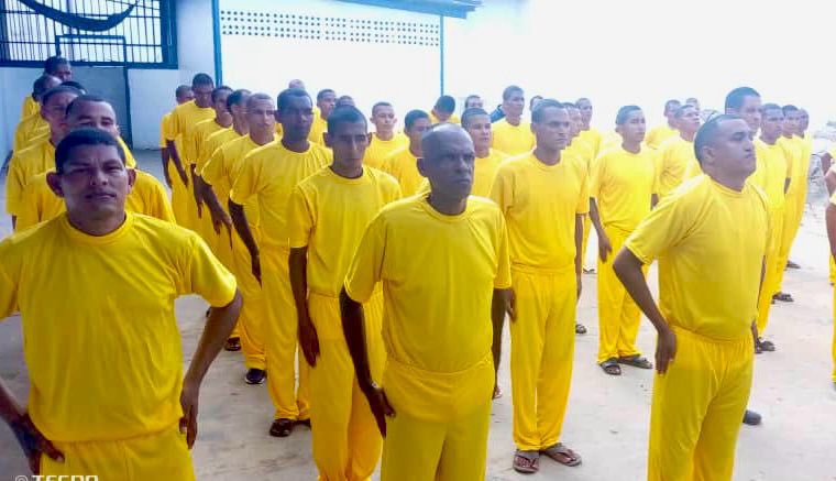 Derecho_paz's tweet photo. Seguimos avanzando en la confección de uniformes para los privados de libertad tomando en cuenta la condición de su proceso judicial, los uniformes de color azul son para los ciudadanos procesados y los de color amarillo para los que se encuentran ya penados. https://t.co/L6bhkN1gOs