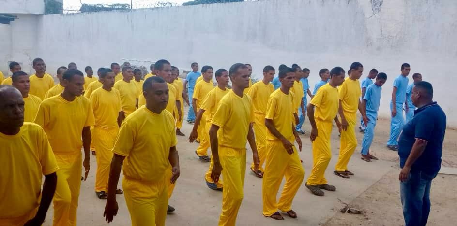 Derecho_paz's tweet photo. Seguimos avanzando en la confección de uniformes para los privados de libertad tomando en cuenta la condición de su proceso judicial, los uniformes de color azul son para los ciudadanos procesados y los de color amarillo para los que se encuentran ya penados. https://t.co/L6bhkN1gOs