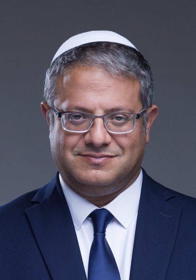 1. מכרה שלי גדלה בילדותה בשכנות לאיתמר בן גביר. היא מספרת שהיה ילד סדיסט ומופרע. היה מתעלל בחתולים ומציק לילדות (כך לדבריה). כשהתבגר צה"ל סירב לגייס אותו >