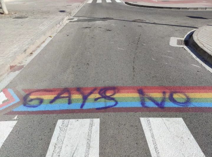dariomlerga's tweet photo. Así ha amanecido el paso de cebra con la bandera LGTBIQ+ junto al IES Número 5, que pintó el propio centro.

Lamentablemente para los homófobos e incívicos, nuestra ciudad no va a dar ni un paso atrás. Más educación, más visibilidad y más libertad para ser quienes queramos ser. https://t.co/fXB2hlVQ9W