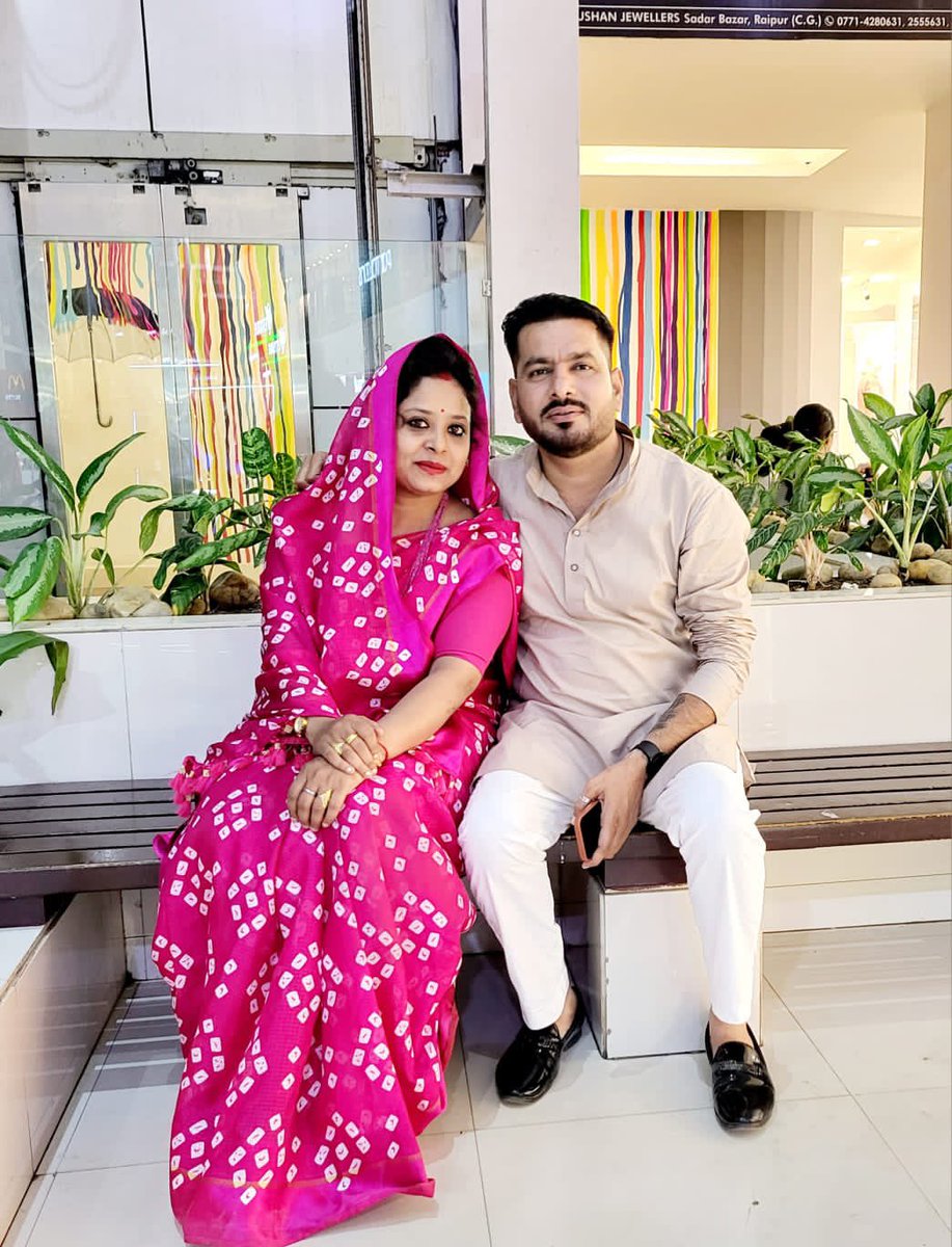 मेरी जीवन मे खुशियों की बहार लाने वाली मेरी प्यारी जीवन संगिनी को जन्म दिवस की ढेर सारी बधाइयां शुभकामनाएं