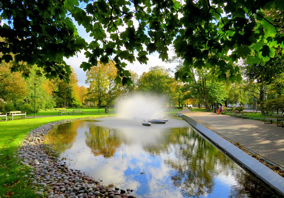 Krāsainās koku lapas, lietavas, vēja brāzmas un gaisa temperatūras izmaiņas mums aizvien biežāk atgādina, ka vasaras sezona ir noslēgusies. Arī šoruden ir pienācis laiks ziemas guļā doties visām strūklakām, lai modinātu tās no jauna nākamā gada pavasarī.🔎 saite.lv/zac