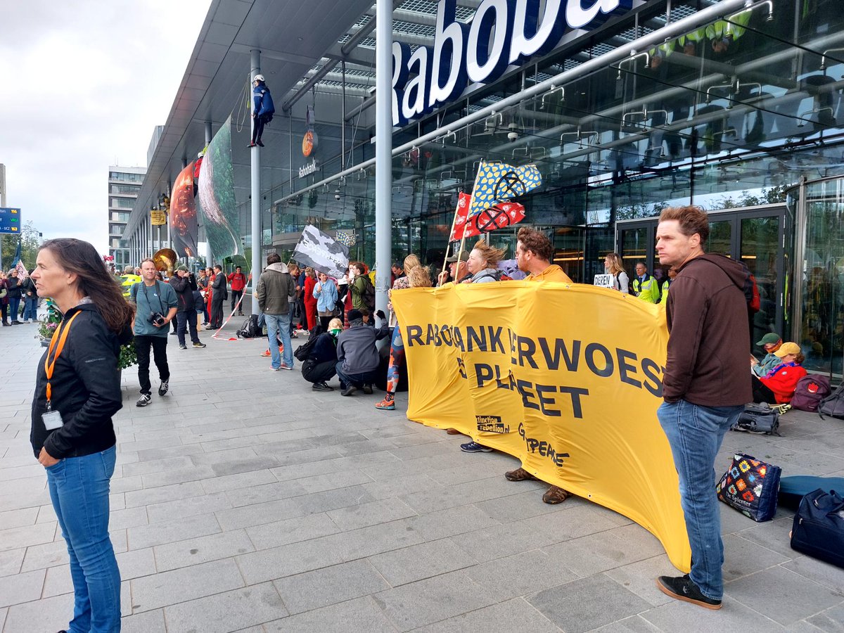 NLRebellion's tweet photo. Onze helden staan er nog steeds! Kom je ons ook supporten? #stoprabo https://t.co/ycDcncNg9u