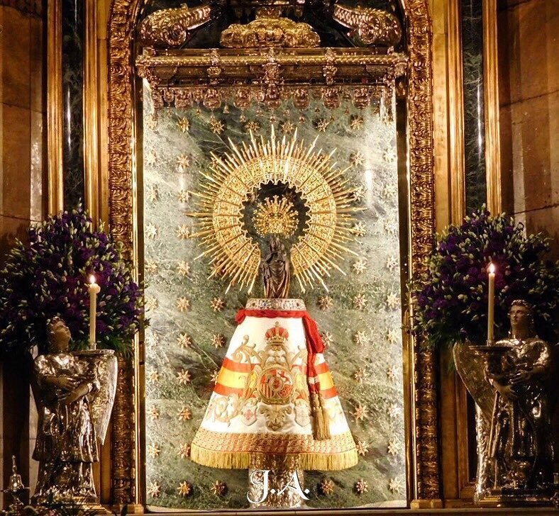 Sobre este pilar bendito,
que es el pilar de la patria,
tiene su rostro la Virgen,
Reina y Señora de España.