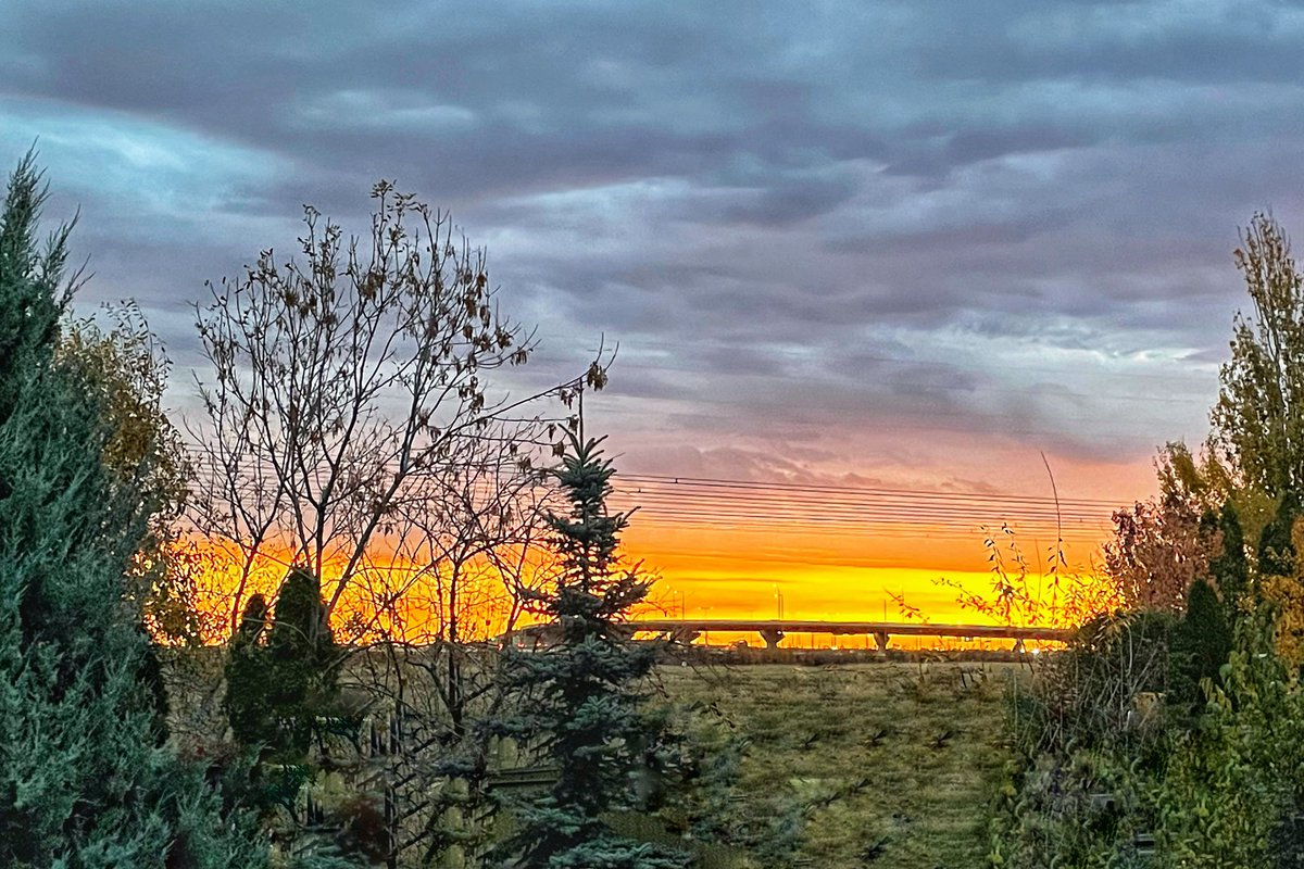 Sky this morning. #sunrise #sunrise_and_sunsets #morning_sky #landscapephotography📷 #edmontonmorning