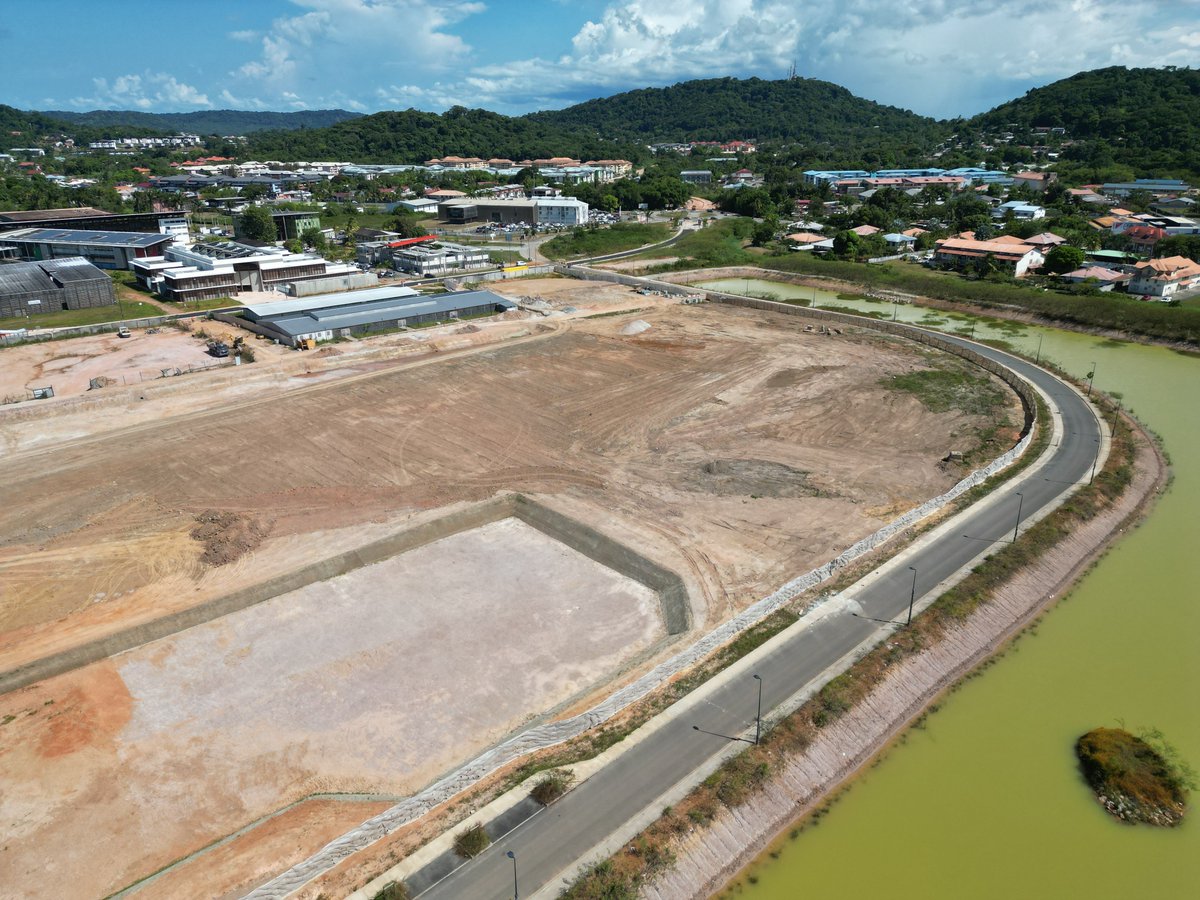 🏗️Avancement des #Travaux à l'@univguyane
Fin de la Phase de terrassement de l’#extension du #campus, place à la pose des réseaux.
🎯Objectif: Viabiliser le futur pôle de formation de santé, améliorer le fonctionnement hydraulique du site et augmenter l'attractivité du campus.