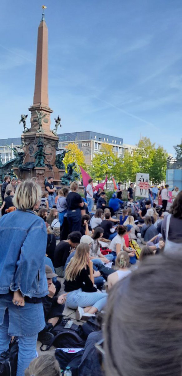 OmasGegRechtsLE's tweet photo. Mega, so viele Menschen heut beim Gegenprotest - vielleicht überlegt sich Uni Leipzig künftig, wen sie da zu Veranstaltungen einlädt...
#le1110
#noAFD https://t.co/ep0YXjglxG