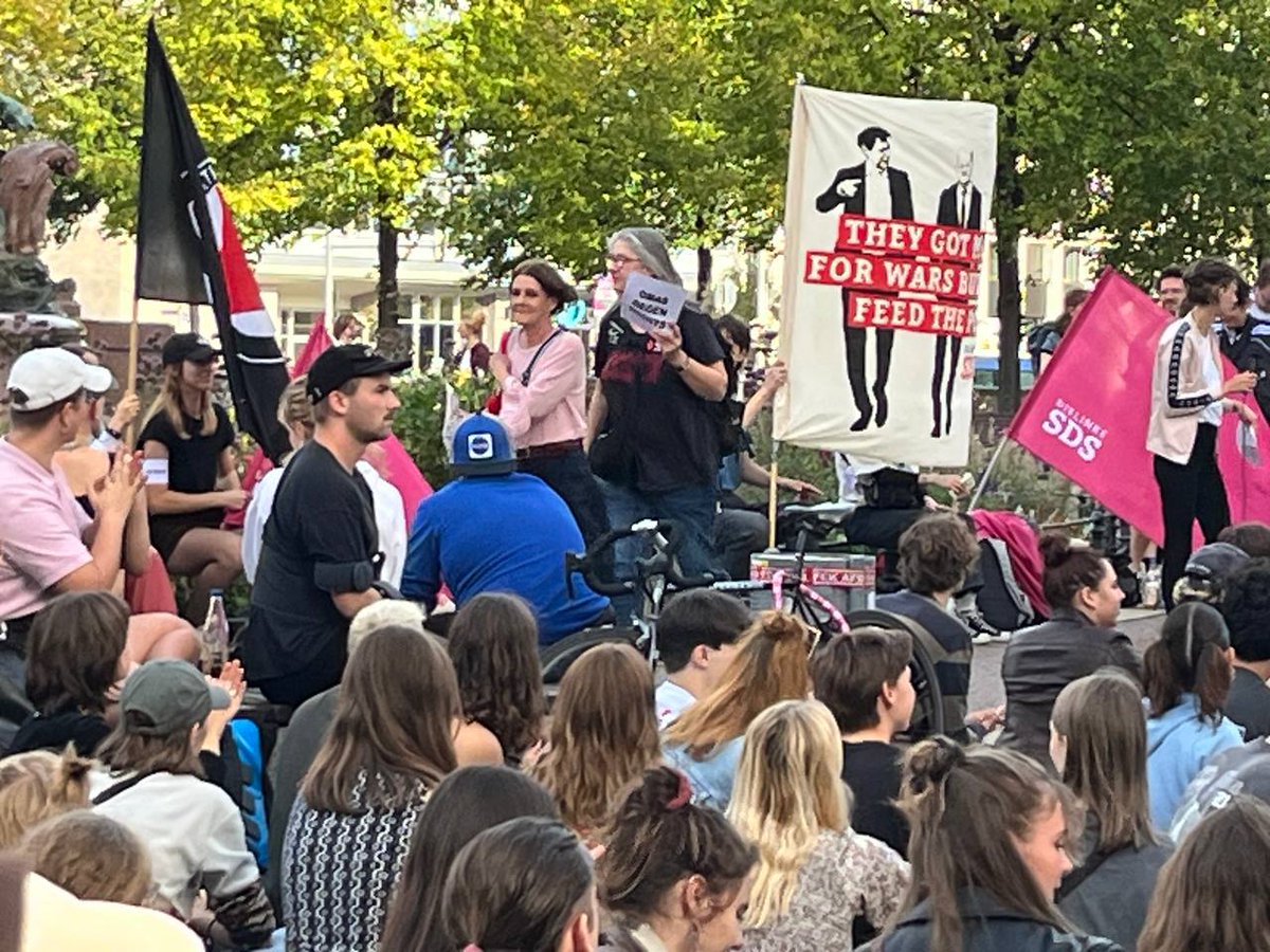 OmasGegRechtsLE's tweet photo. Mega, so viele Menschen heut beim Gegenprotest - vielleicht überlegt sich Uni Leipzig künftig, wen sie da zu Veranstaltungen einlädt...
#le1110
#noAFD https://t.co/ep0YXjglxG