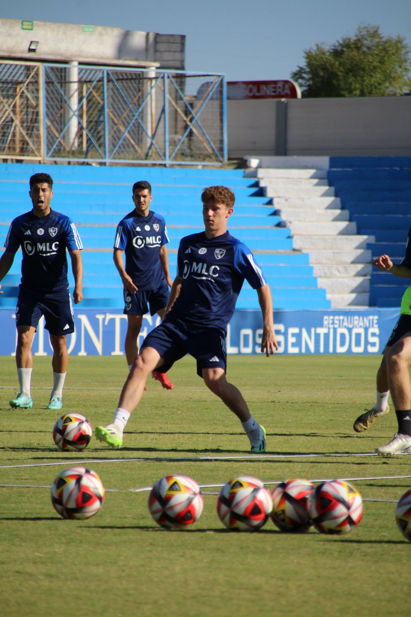 Linares_Dptvo's tweet photo. 🪄🥰 @AlexOyon 

#VivimosPorTi 💙 https://t.co/hK6peW48BD