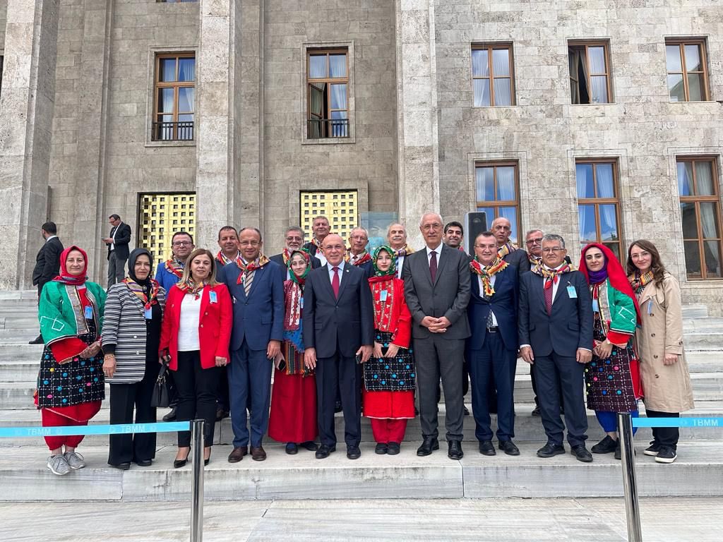 📍TBMM

AK Parti TBMM Grup Toplantısına katılmak üzere Gazi Meclise teşrif eden Cumhurbaşkanı Yardımcımız Sn. <a href="/_cevdetyilmaz/">Cevdet Yılmaz</a> ile birlikte Karabük ve Bursa heyetleri ile bir araya geldik.

Ülkemizin farklı renklerini ve kültür zenginliğini Gazi Mecliste görmek ayrı güzeldi.