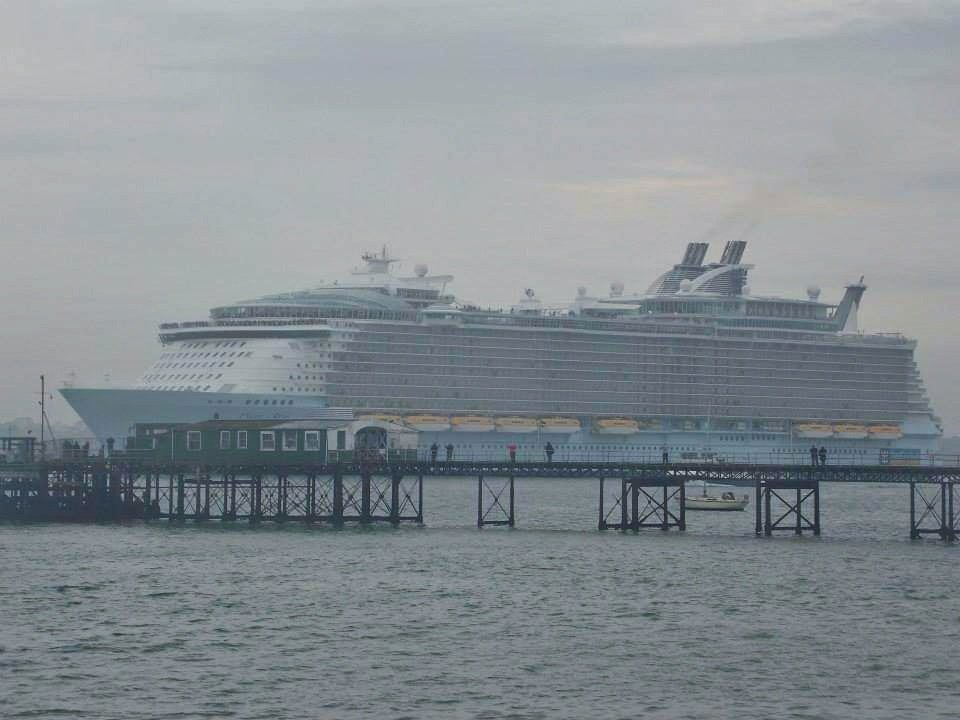 nauticallyspeak's tweet photo. When #OasisoftheSeas arrived into Southampton for the first time. Here she is passing Hythe on 15th October 2014. 👑⚓🚢⚓

#oasisclass #rci #southampton #hythe #maidencall #october2014 #nauticallyspeaking https://t.co/Uu2mBeRQuo