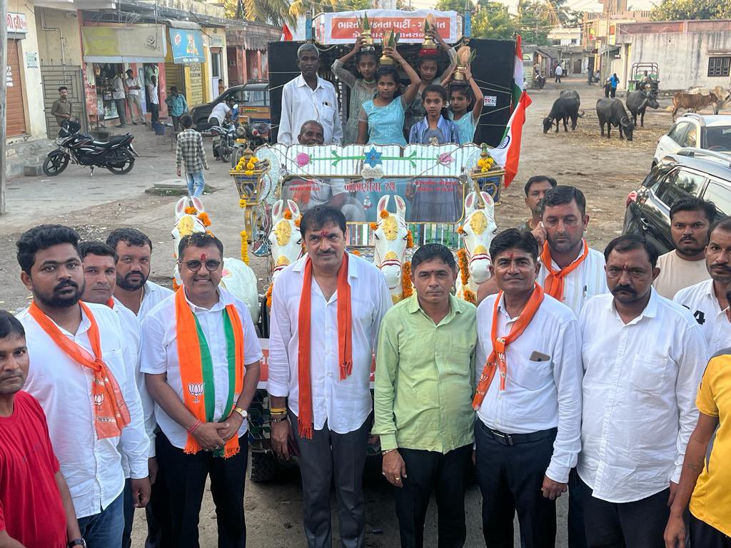 drpradyumanvaja's tweet photo. મારી માટી મારો દેશ - અમૃત કળશ યાત્રા કોડીનાર...🇮🇳
કોડીનાર વિધાનસભાની વેલણ જિલ્લા પંચાયત સીટ ના ગામડામાં  અમૃત કળશ યાત્રા નીકળી હતી, જિલ્લા પંચાયત સીટ ના દરેક ગામભવ્ય સ્વાગતમાં કરવામાં આવ્યું.
#MeriMaatiMeraDesh https://t.co/2ecV64C1xa