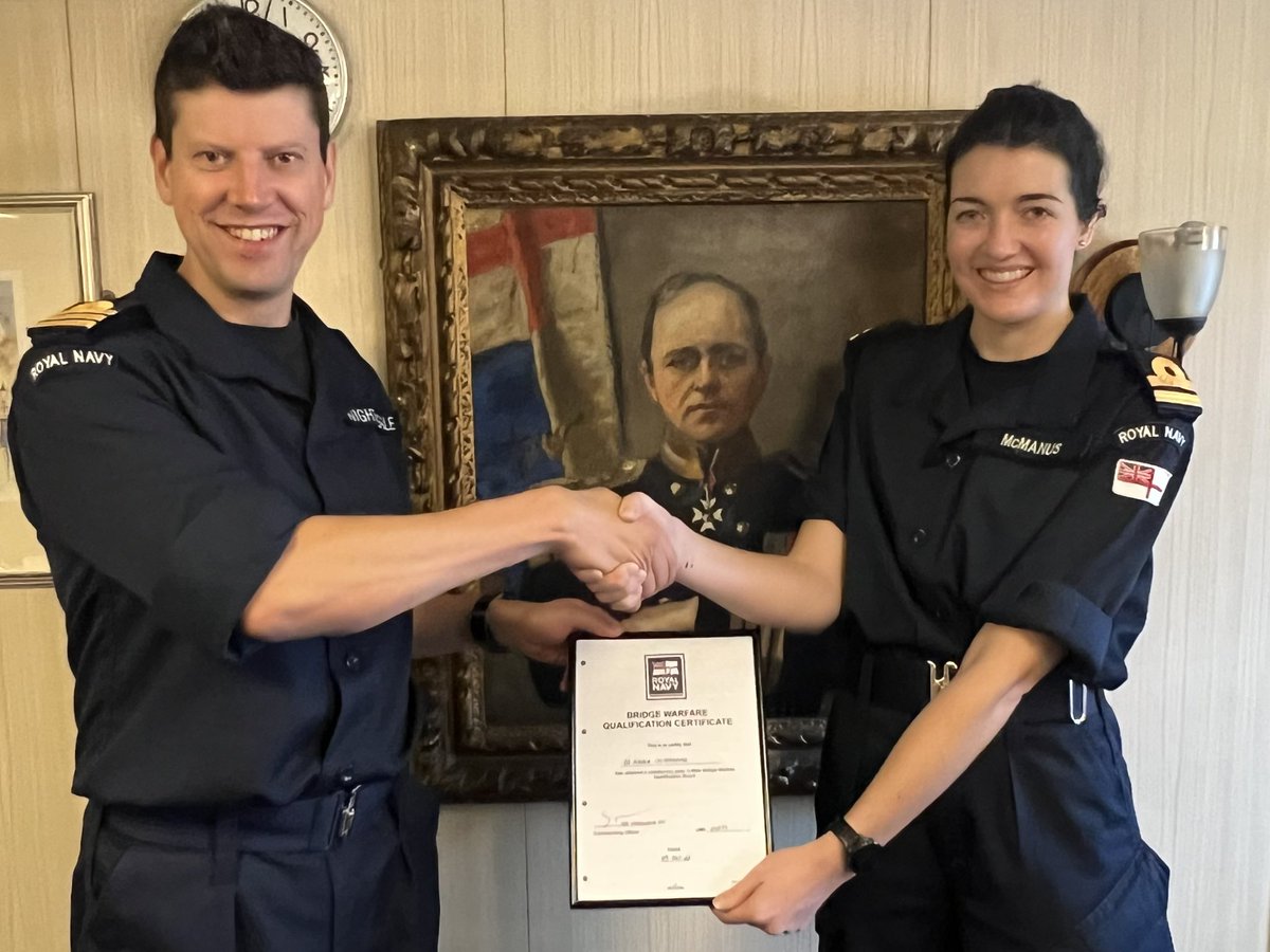 A big well done to Scott’s HM1 Officer, Katie, who recently passed her Bridge Warfare Qualification (BWQ). Seen here under the approving gaze of Captain Robert Falcon Scott Royal Navy. This is a major milestone in Katie’s naval career. BZ! 🎉 #GreatScott