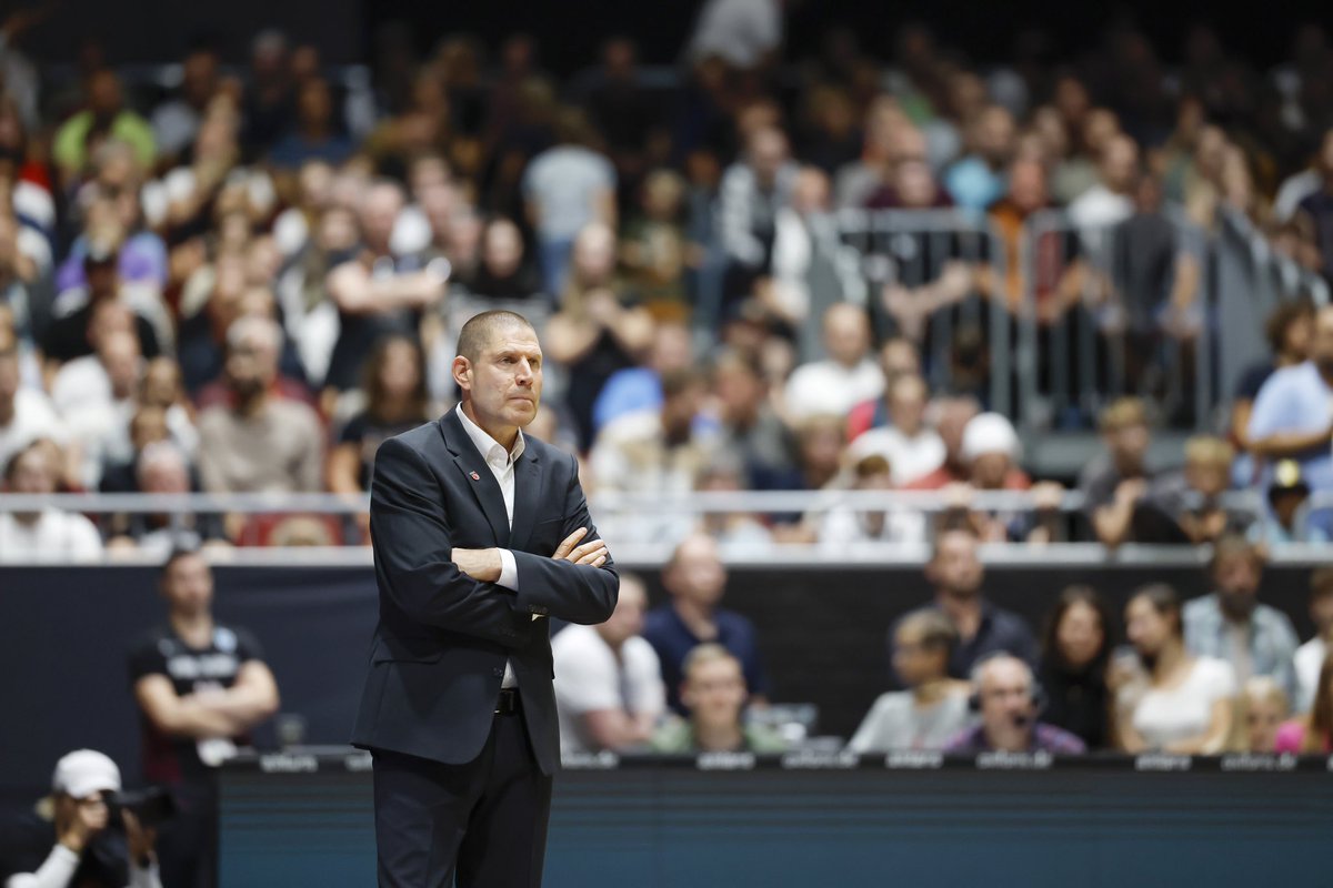 Bamberg_Baskets's tweet photo. Wir sind noch immer zutiefst erschüttert über die Terror-Angriffe der Hamas auf Israel.

Wir stehen hinter unserem Coach Oren Amiel und sind mit unseren Gedanken bei den Bewohner:innen Israels. 🇮🇱❤️ 

📸 Daniel Löb https://t.co/V79xQdat02