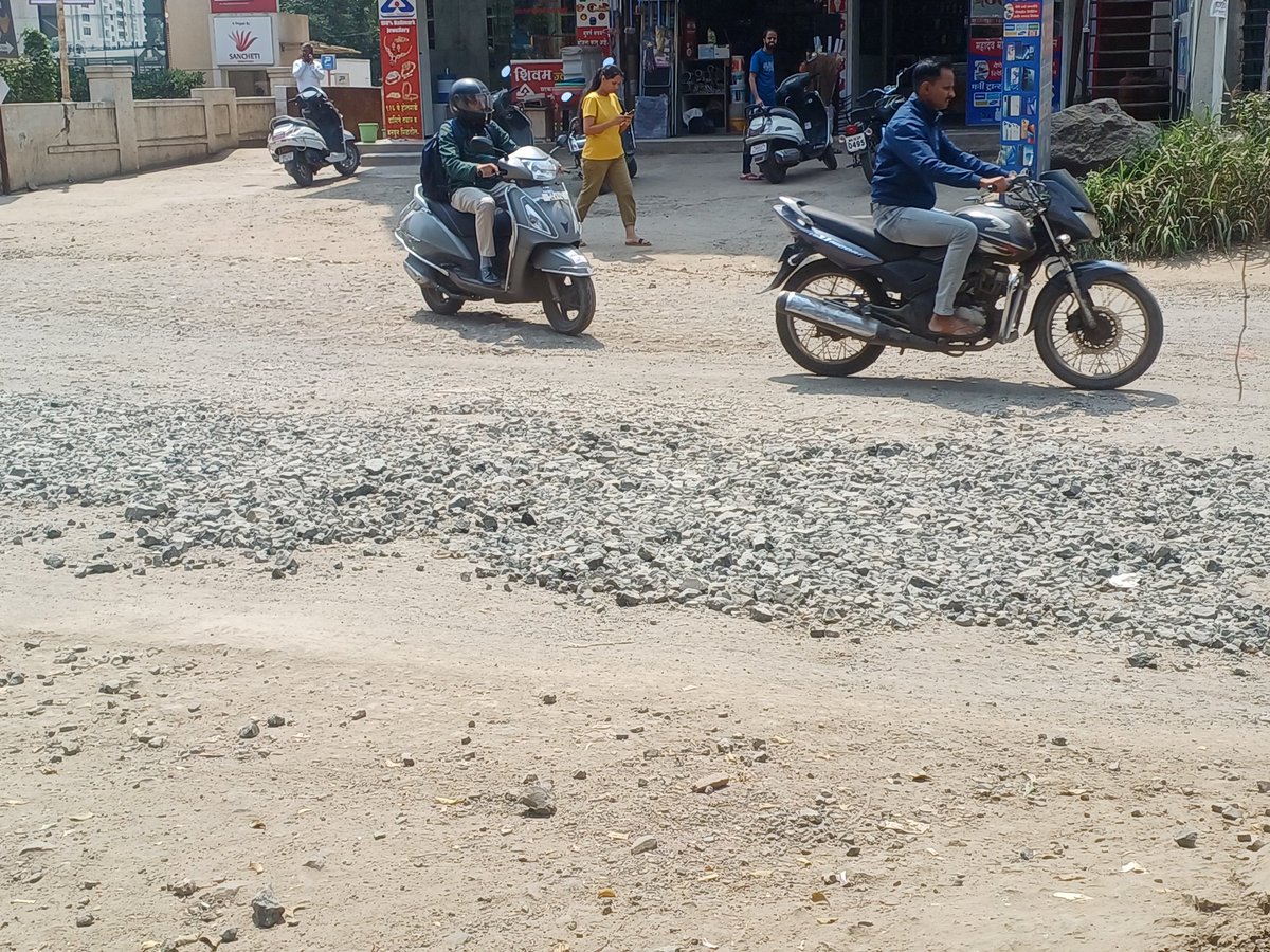 chandresh1678's tweet photo. @PMCPune You are putting stone chunks in the potholes of #Keshavnagar Manjari road even infront of Nursery schools.This could be dangerous nd fatal for the kids/elderly ppl when any vehicle pass on to these stones
If you can't solve the problem, please don't increase it🙏
#KeNWA https://t.co/i33L7J1IF1