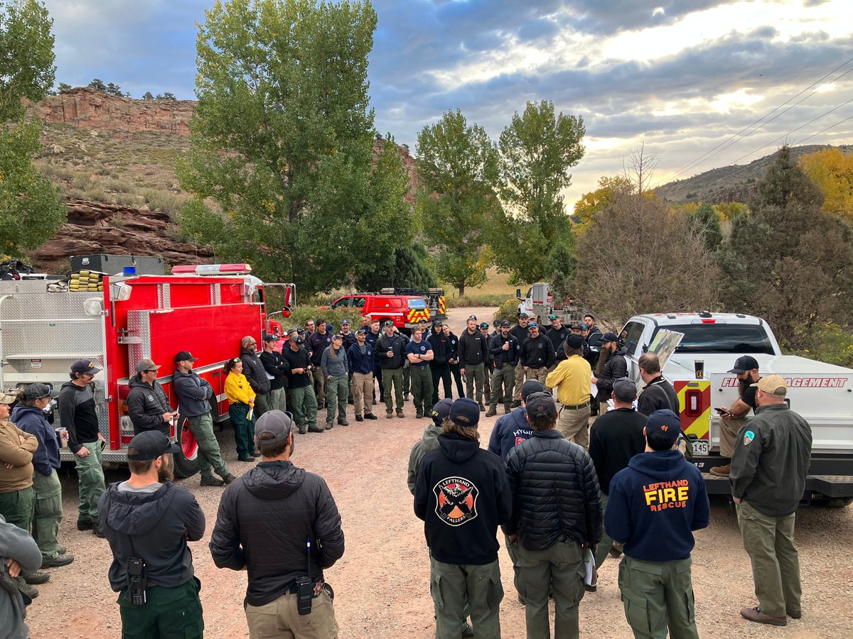 BoulderCountyOS's tweet photo. The Hall Ranch Prescribed Burn is set to start soon. Fire crews from numerous local agencies are assisting with burning 15-20 acres near the Nelson Loop Trail. Expect to see smoke west of Lyons. Hall Ranch is closed. #boco_trails https://t.co/gkAUVC4rWr