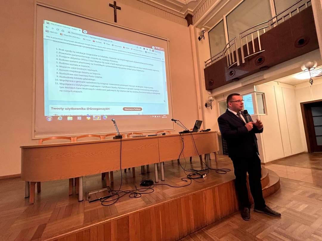 GrzegorczykH's tweet photo. Jeszcze raz chciałbym podziękować wszystkim uczestnikom wczorajszego spotkania w Sali Akwen. Bardzo dziękuję za wszystkie głosy poparcia i konstruktywną dyskusję nad programem, który będę realizował jako senator RP wybrany z Gdańska i Sopotu. Dziękuję także za wsparcie w okresie kampanii, które otrzymuję od bardzo wielu osób. Dziękuję również za obecność i głosy poparcia otrzymane od Elżbiety Strzelczyk i Andrzeja Jaworskiego.
Do wyborów już tylko kilka dni, proszę Państwa o pełną mobilizację. Gdańsk i Sopot zasługuje na zmiany i aktywnego senatora. Gwarantuję że będę aktywnie działał na rzecz rozwoju całego Pomorza.