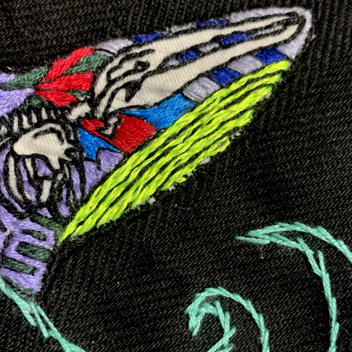 ynzw_bei's tweet photo. 色を使い過ぎると気持ち悪いと言われたことがあるけど気持ち悪さが自分の持ち味な気する。悪趣味でいい。感覚的になんか不穏な雰囲気が欲しい。新しいキーチェーン作ろ。納品したい。 https://t.co/XiJ2uxo7Vr