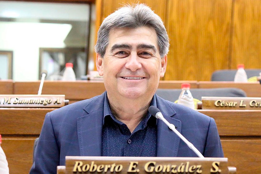 Radiocamarapy's tweet photo. #Oradores El Dip. @robertogonzadip señaló que lo que ocurre en Tacumbu es la toma del control por parte de los reos del penal, situación que no puede ser considerado como "cualquier cosa" Pidió que se tome el caso con toda la seriedad que merece. HILO https://t.co/dZ4ylFctJW
