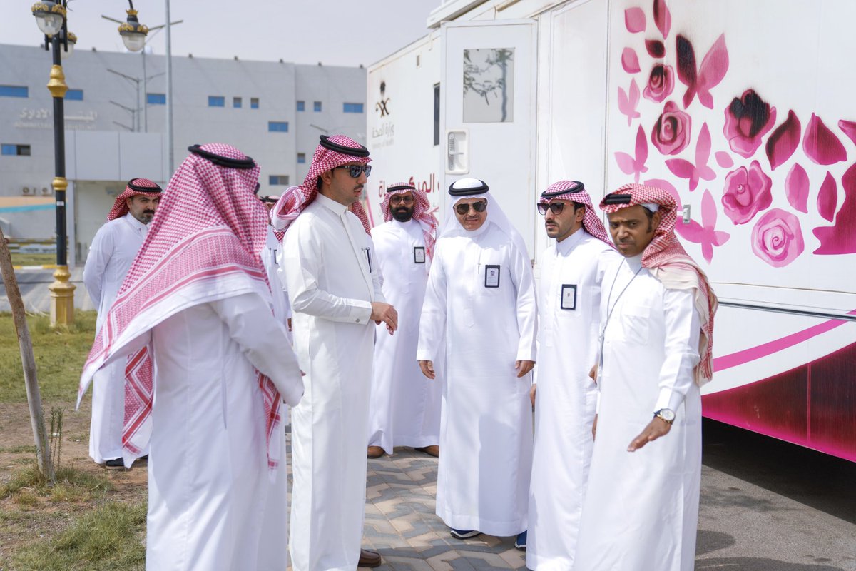 joufhealth's tweet photo. دشن سعادة مدير عام صحة الجوف المكلف أ. زياد بن عبدالرحمن البليهد ، العيادة المتنقلة لفحص الثدي بالماموجرام ٫وتعمل بافضل التجهيزات مع خدمة الاستشارات والتشخيص عن بعد. وتتواجد بمبنى العيادات الخارجية بمستشفى الأمير متعب بن عبدالعزيز. https://t.co/OSBLwcPxyz