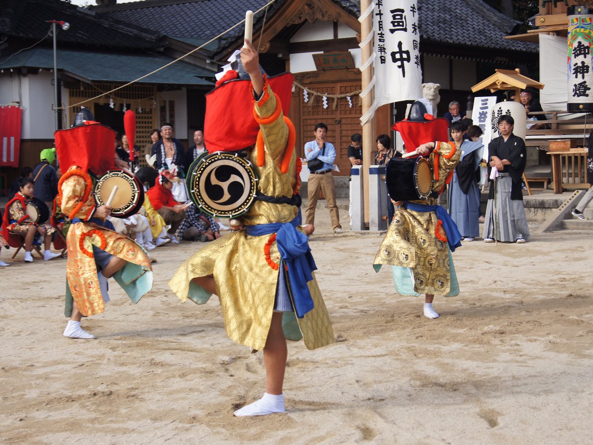 AichiNow_jp's tweet photo. 10/14、15
天下の奇祭「三谷祭」＜#蒲郡市＞
https://t.co/wOadyegx1i
三谷祭は、「海中渡御（かいちゅうとぎょ）」という絢爛豪華な4台の山車が号砲とともに次々と海の中へ入っていく場面が見どころのエキサイティングな祭り。
三谷の海岸が熱気とエネルギーで溢れる瞬間をご覧ください。 https://t.co/UBvqT7Nu4X