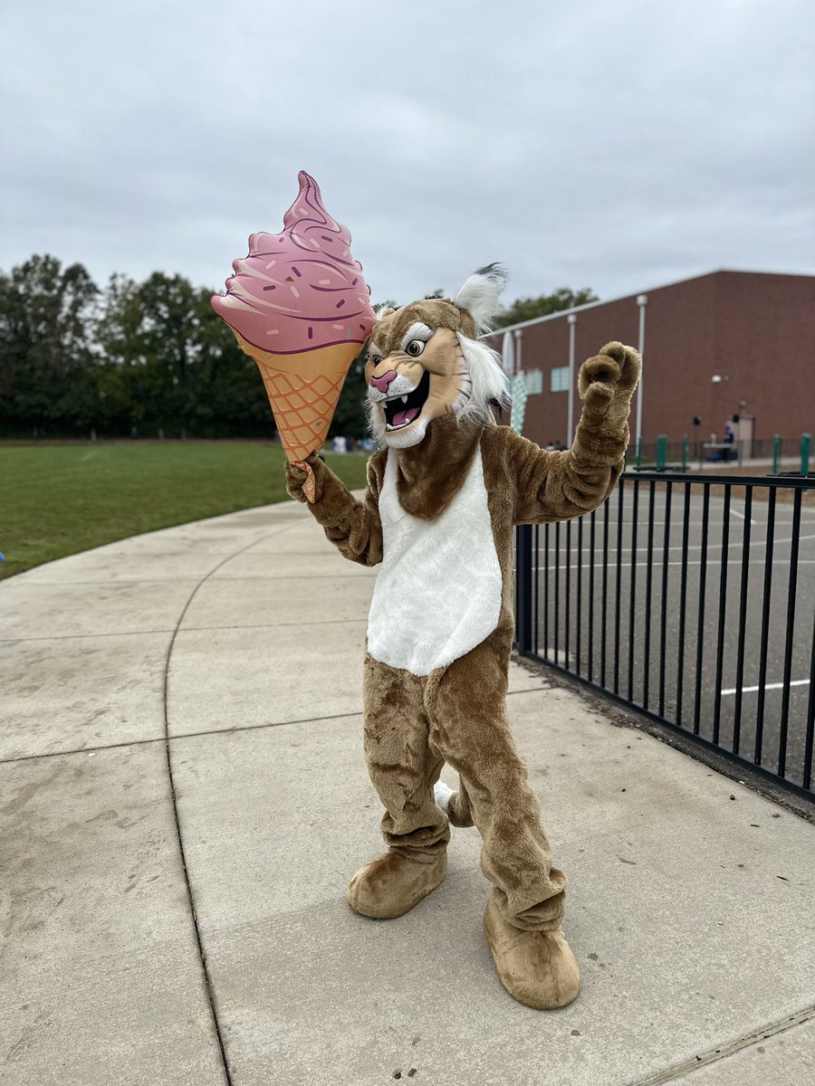 Cyrusm344's tweet photo. Fun Run is underway @NoviParkview 💚🍦💚🍦 https://t.co/0kLje6T9TH