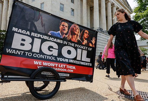 Environmental, Social &amp; Governance (#ESG) investing peaked in 2021, as the business approach has sparked public backlash in some political circles.

Will (and should) companies continue to shy away from it? <a href="/Layniac/">Rachel Layne: http://layniac.bsky.social</a> reports. tinyurl.com/4euu45hk