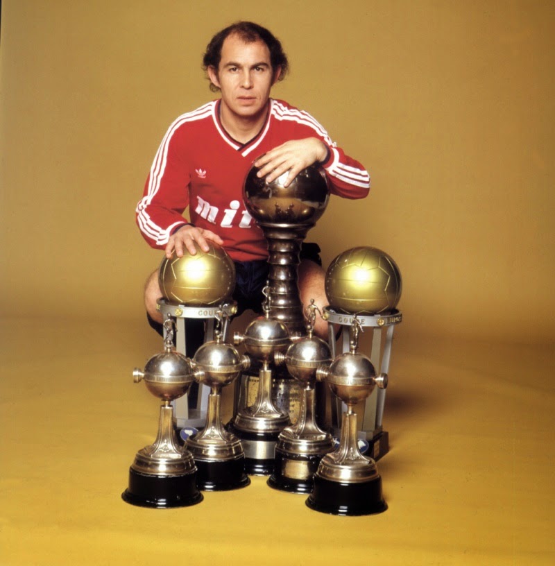 Para los Bosteros Ignorantes

Ricardo Bochini puede decir lo que se le antoje la gana y esta en todo su derecho.

•Las Copa Libertadores que ganó lo hizo contra los campeones y subcampeones de cada país.

•Jugaban los mejores jugadores, cada uno en su equipo. no en Europa.

•