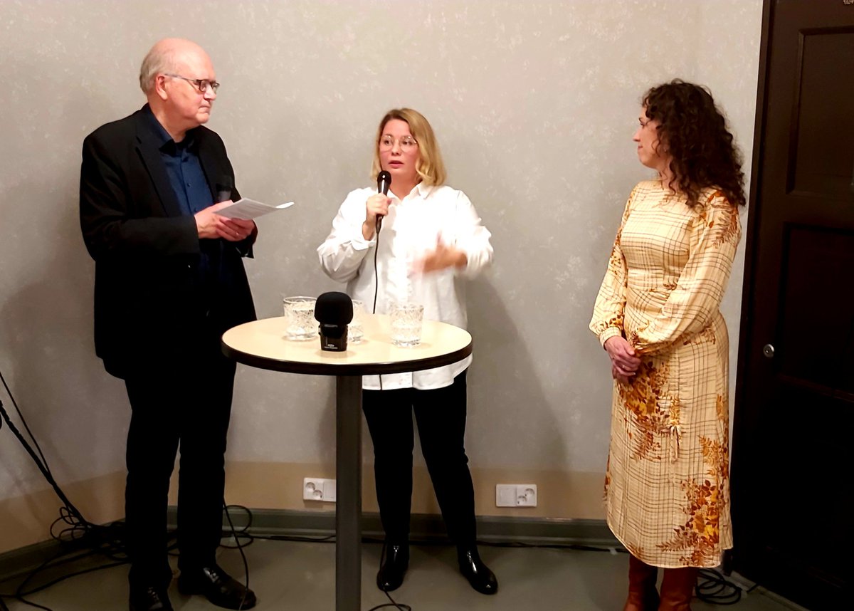 Tutkijatohtori <a href="/KaroliinaSjo/">Karoliina Sjö</a> kertoo kulttuurin ja tieteen tarttumapinnoista ja kohta myös elokuussa väitellyt Hanna-Reetta Schreck kertoo samasta aiheesta. Haastattelua vetää alan professori Hannu Salmi Turun yliopistosta. <a href="/UniTurku/">Turun yliopisto - University of Turku</a> <a href="/tsv_media/">TSV</a> @Skr_fi