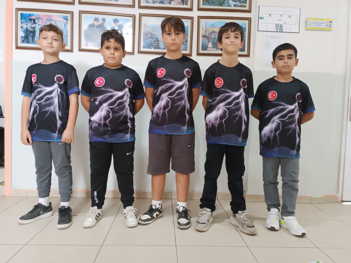 Okulumuz spor takımlarına forma bağışı yaparak destek olan Karadeniz Giyim işletmecisi Sn. Mehmet KARADENİZ' e okul müdürümüz Ertunç ALTUN teşekkür plaketi takdim etti.<a href="/ayancikilcemem/">Ayancık İlçe Millî Eğitim Müdürlüğü</a> <a href="/Ayancikkym/">T.C.Ayancık Kaymakamlığı</a> <a href="/sinopilmem/">Sinop Milli Eğitim Müdürlüğü</a>