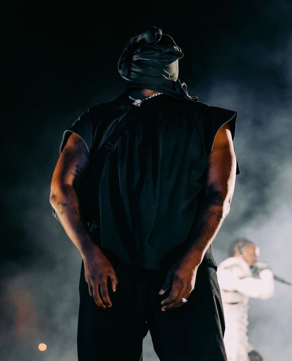 yzyupdates's tweet image. 🚨KANYE WEST LISTENING PARTY  
📍 Reggio Emilia, Italy
🏟️ RCF Arena
🗓️ October 20th 
👥 Capacity: 80,000 

The stage is nearing completion, and Kanye is set to debut his new album in front of an audience of 80,000 people.