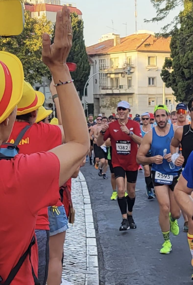 correraanimar's tweet photo. ♦️ “Nunca habíamos correanimado un maratón que saliera antes del amanecer y que acabara con una temperatura de 30 grados … pero el 42K de Lisboa 2023 nos ha dado la oportunidad”

♦️ Así empieza el artículo de nuestra experiencia en Lisboa ⬇️

https://t.co/rwm5LJACWs https://t.co/b3JRnaM4tn