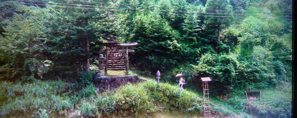 tomoken523's tweet photo. 八つ墓村ロケ地巡り

三座神社周辺

数々のシーンが撮影された集落

木の成長が凄くて
石段はモチロン、鳥居も殆ど見えない
でもさ
映画と同じアングルで撮影すると
テンション上がるよね！

#八つ墓村 https://t.co/o1BARouHZ5