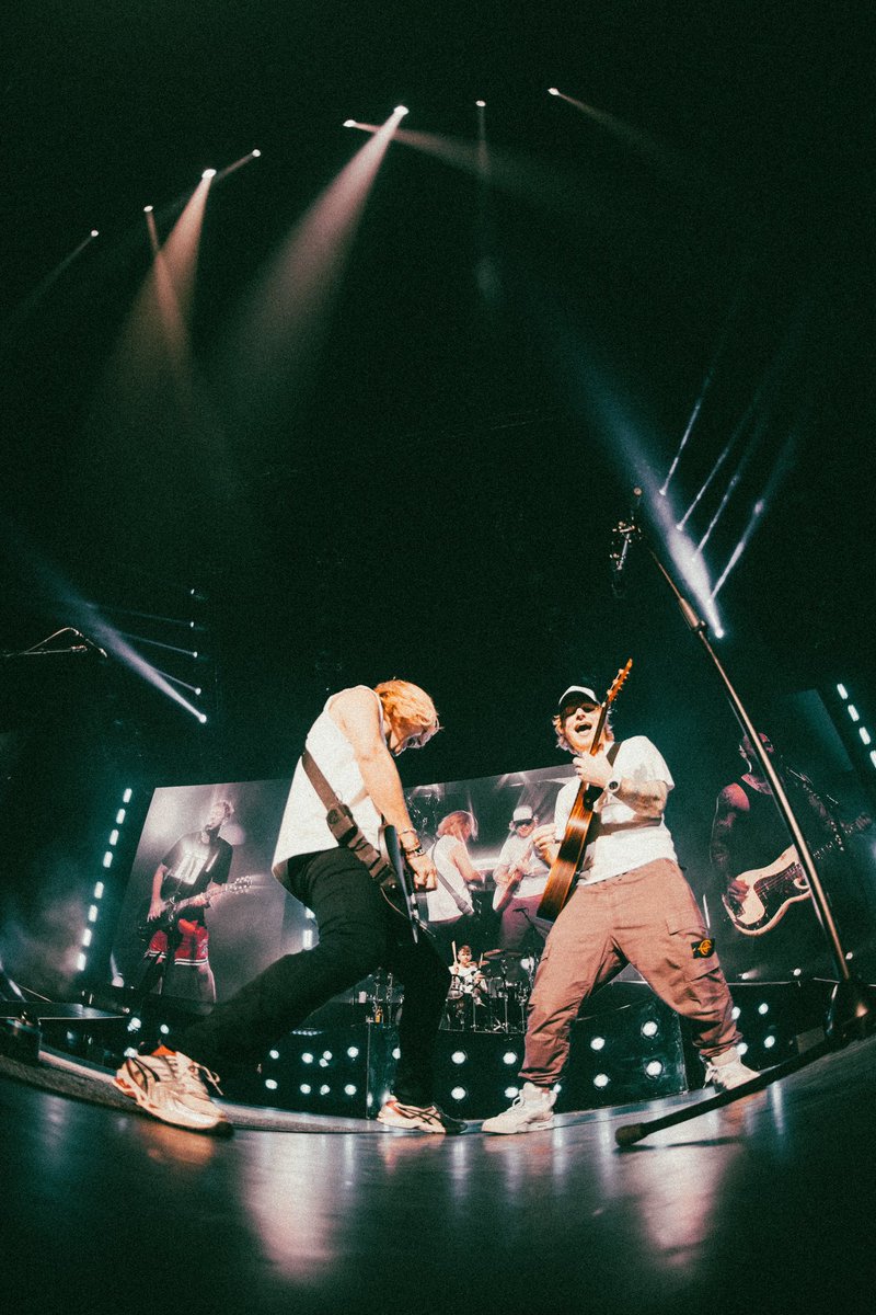 Busted's tweet photo. London, night 3 of 3. What a way to end this tour 🚀 @edsheeran @hansonmusic https://t.co/LfPbs3rz1i