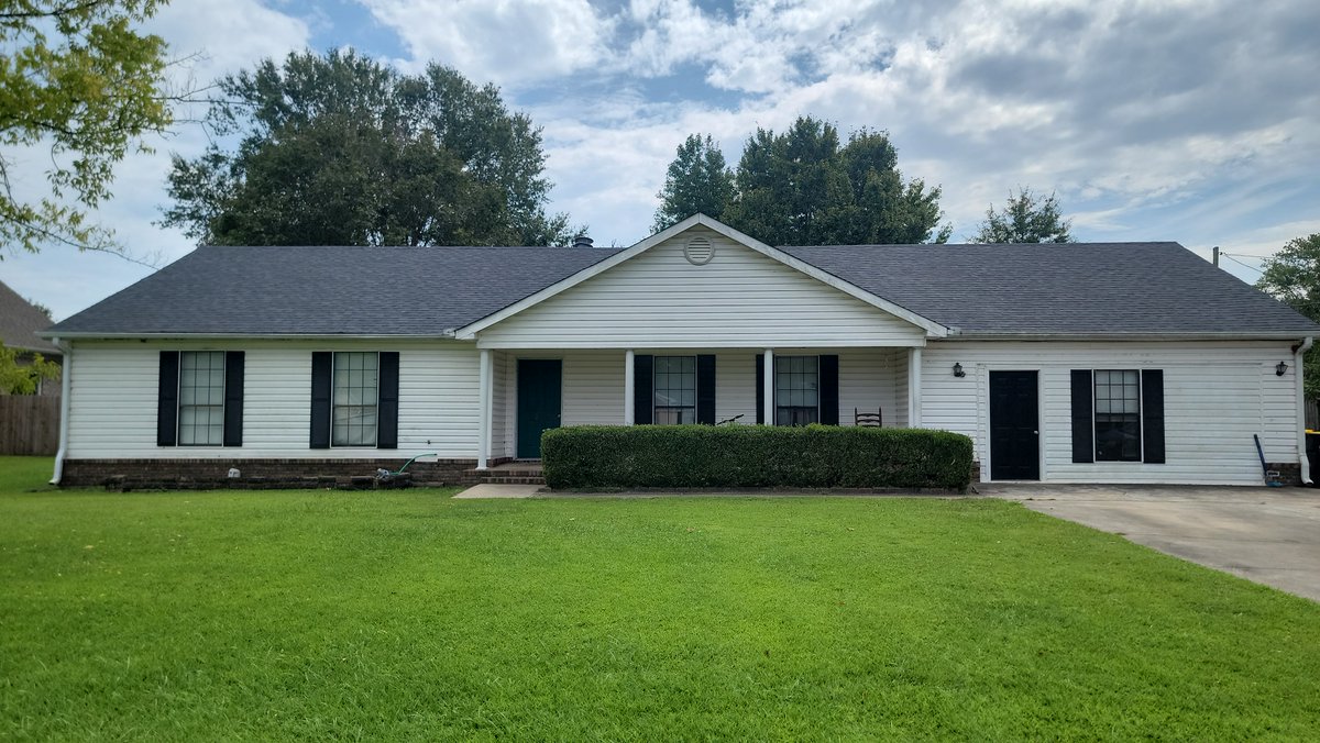 usaroofingal's tweet photo. Decatur! Check out these beautiful roofs that were just installed in your city, Oakridge Brownwood and Oakridge Onyx Black!😍🏡 #decaturalabama #decatur #roofing #roofreplacement #roofingservices https://t.co/rsKCarcP7q