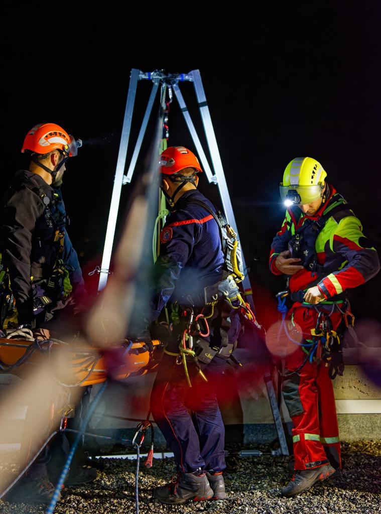 sdis67's tweet photo. [FORMATION] Stage IMP2 : mises en situation sur différents sites structurels (industries, grues…) et naturels (ruines, rochers d’escalade…). 
👉Les 8 #Pompiers67 sont opérationnels et pourront désormais assurer la fonction de sauveteur en milieu périlleux #GRIMP https://t.co/kZM7ypCbNh