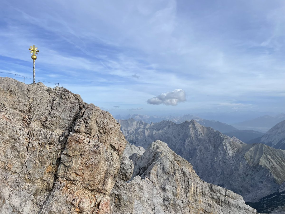Ihr findet die Umweltforschungsstation Schneefernerhaus mit aktuellen Beiträgen ab sofort nicht mehr auf dieser Plattform, sondern auf Instagram sowie LinkedIn. Alle Neuigkeiten sind zudem auf unserer Website im Newsfeed veröffentlicht.