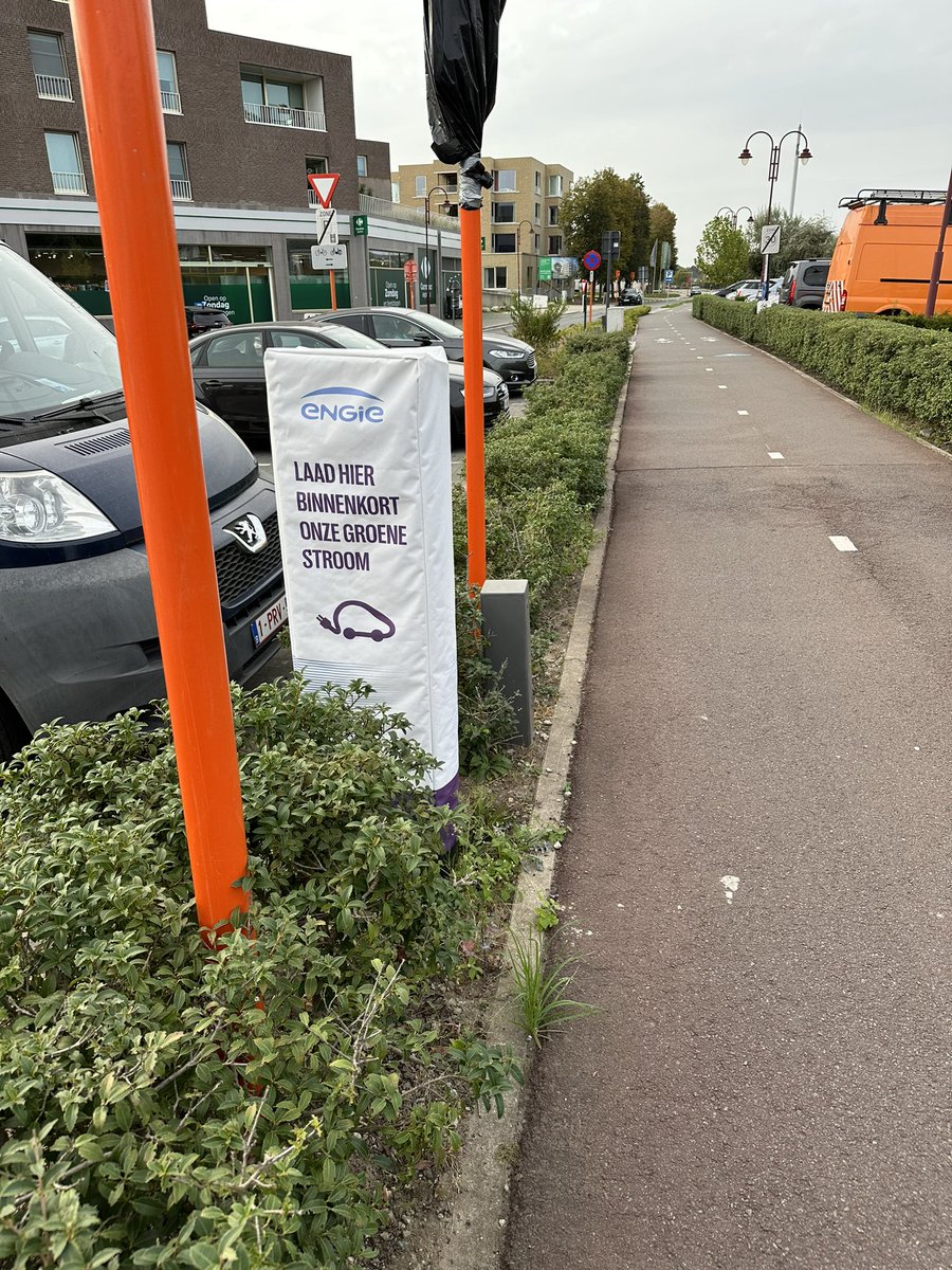 seppevanwinkel's tweet photo. @EngieBelgium 
Deze laadpaal is bijna een halfjaar geleden geplaatst. Wanneer wordt deze eindelijk actief?
Boechout - Molenlei https://t.co/qwo1WVseeL