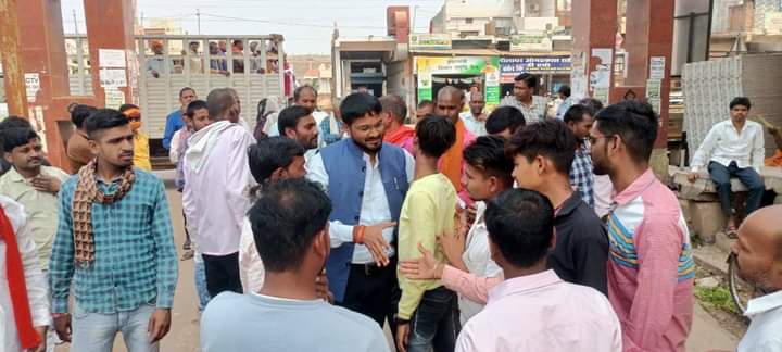 RohanTikariha's tweet photo. #बेमेतरा_मांगे_राहुल_टिकरिहा
ओबीसी अपनी ताकत पहचानो और अपने बीच के लोगो को जितवाओ पैसा ताकत तब तक काम नही आति जब तक आप इक्कठे हो ओबीसी से उम्मीदवार प्रत्यासी को जितवाओं ताकी आपके सुख दुख में काम आ सके।
@AmitShah 
@ArunSao3 
@BJP4CGState 
@narendramodi 
@OmMathur_bjp 
@NitinNabin https://t.co/EwrUl8fzPp